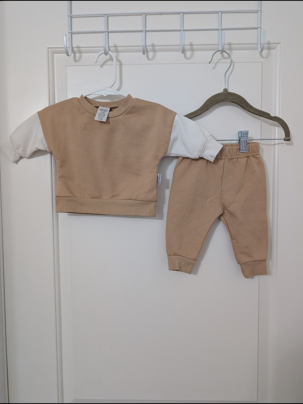 Badgley Mischka Tan and White Kids Sweatshirt & Jogger Set 3-6m